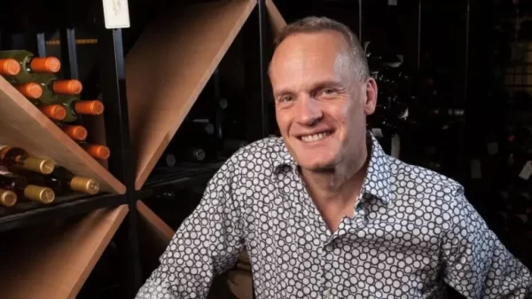 Tim Atkin es un periodista super famoso que sabe un montón del mundo del vino.