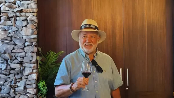 Pioti Moreno brindando por la alegría de la amistad