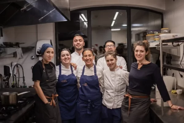 Taha con su equipo de Gustu