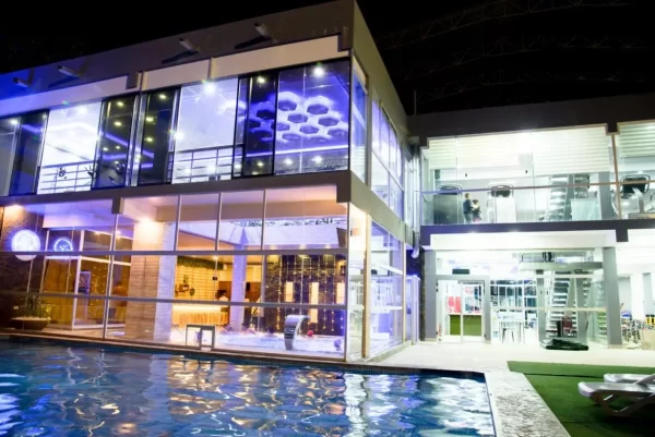 El hotel Los Ceibos espera a los turistas en un espacio acogedor y cómodo en el centro de la ciudad