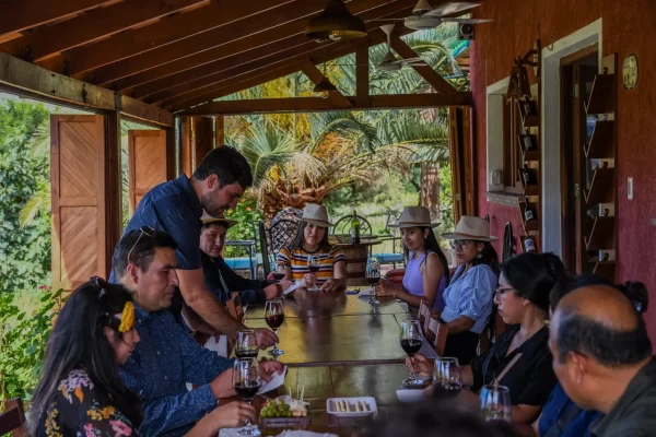 En Cañón Escondido recibiendo a turistas de Sucre, La Paz y Perú. Ph. Juan Ronderos.