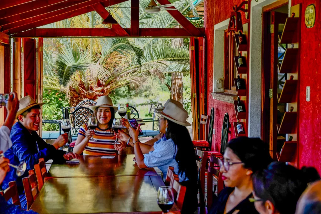 Jóvenes turistas de Sucre disfrutando de una selfie en la bodega Cañón Escondido. Ph. Juan Ronderos.