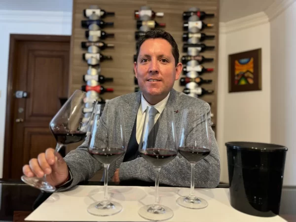 Luchito Guzmán, un amante del buen vino.