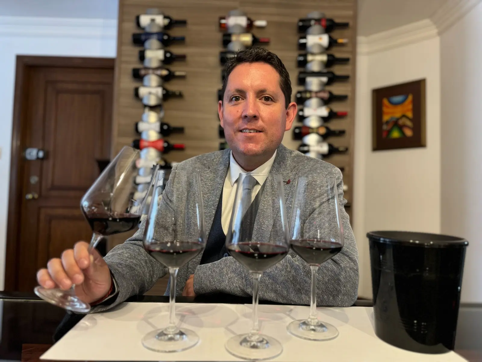 Luchito Guzmán, un amante del buen vino.