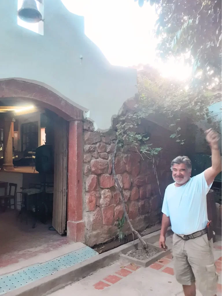 Manuel Baptista los espera con el corazón abierto en Villa Abecia.