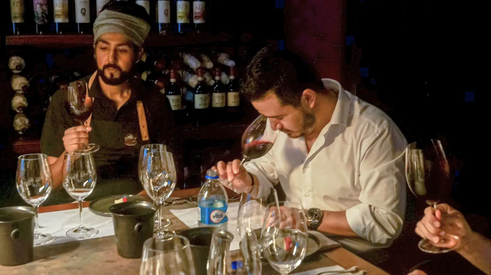 En la Academia del Vino Santa Cruz, el enólogo Gerardo Aguirre catando uno de los vinos de la bodega Aranjuez.