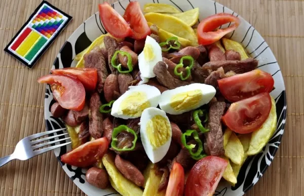 Pique macho, un plato emblema de Bolivia que le va muy bien con singani.