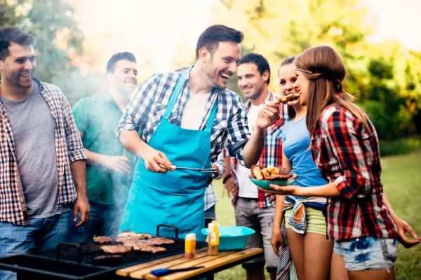 El fútbol es el momento ideal para compartir entre amigos con carne y vinos de altura.