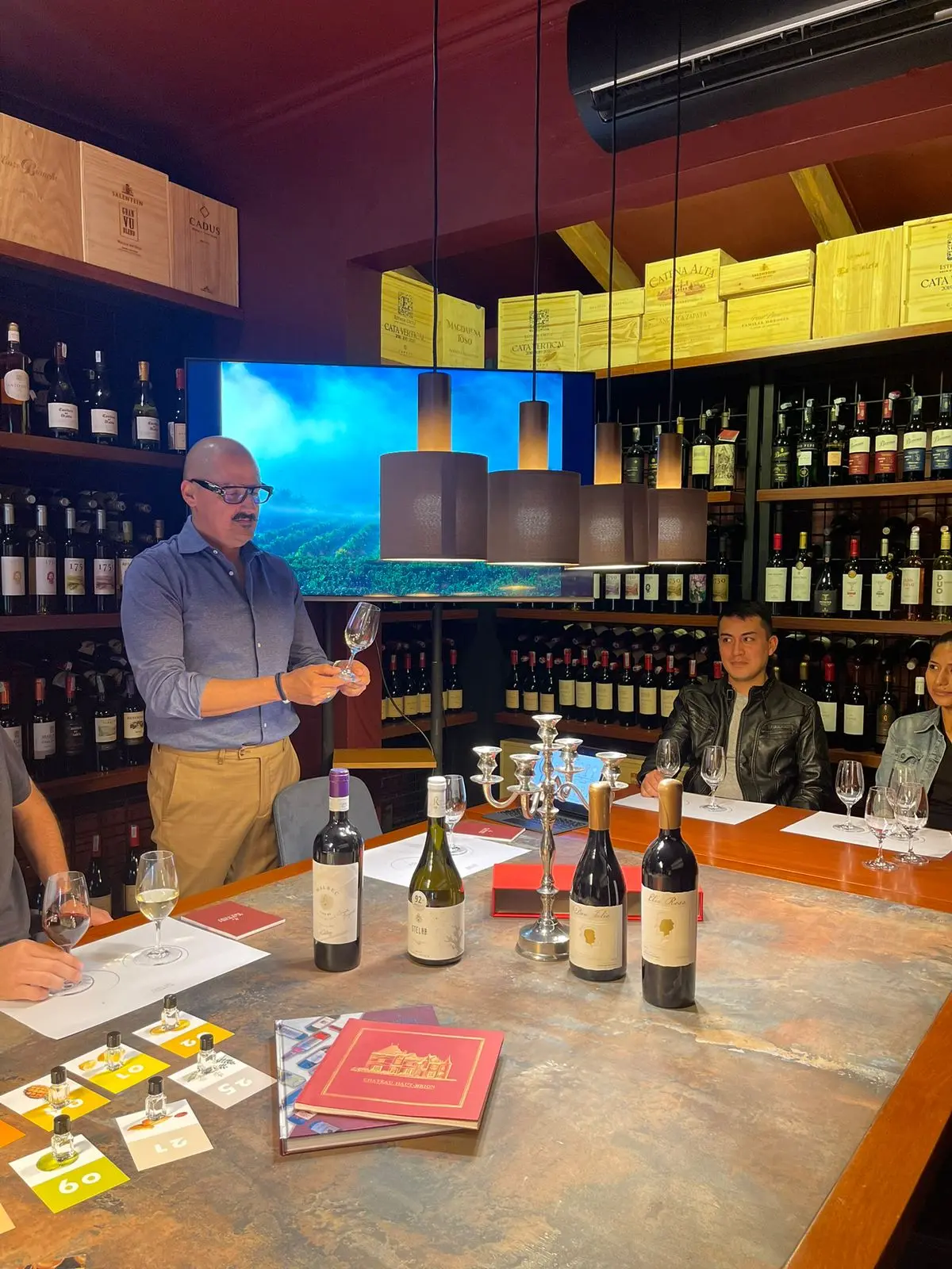 Franz Kohlberg brindando una cata en la Academia del Vino.