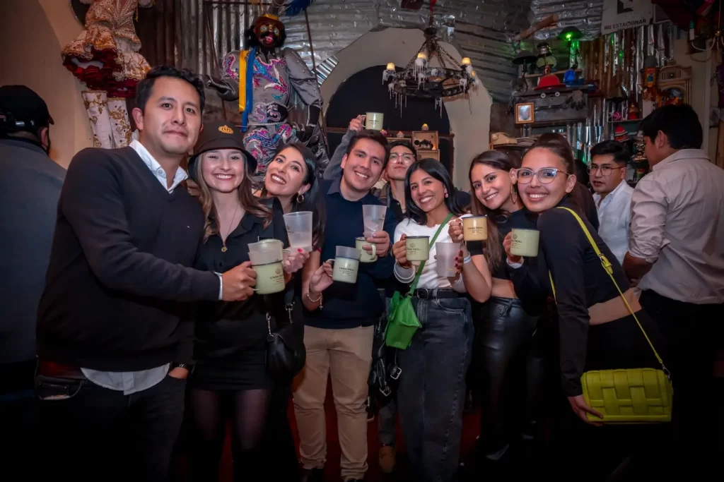 Jóvenes calentando la noche con Casa Real.