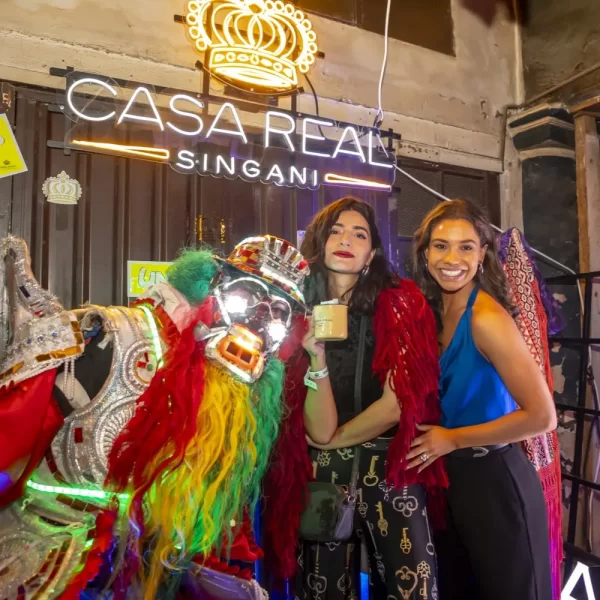 La cantante, Vero Perez, disfrutando de la noche de San Juan.