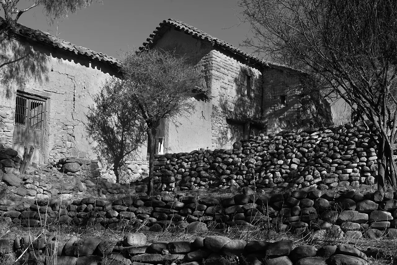 La foto corresponde a lo que queda de la hacienda del general Francisco Burdett O´ Connor, sitio donde el expedicionario francés Weddel cuenta su experiencia sobre la vendimia a su paso por Santa Ana cuando iba rumbo (1845 - 1846) a Entre Ríos (antes San Luis). - PH. Helmut Kohlberg.