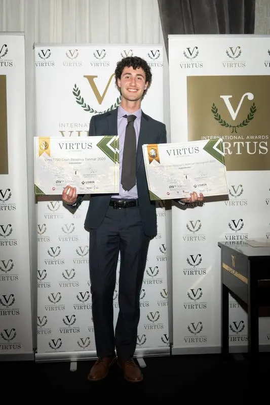 Mateo Roig, hijo de Francisco, fundador de Vinos 1750 recibió los galardones.