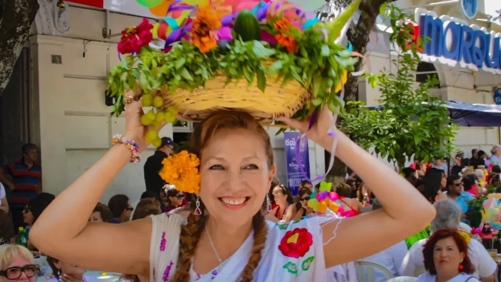 En Tarija, las mujeres adornan sus festividades con la rosa Pascua, símbolo del singani Insignia