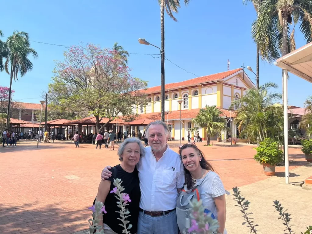 En el Santuario de la Virgen de Cotoca con su esposa María Angélica Morales y su hija Magdalena Fernández.