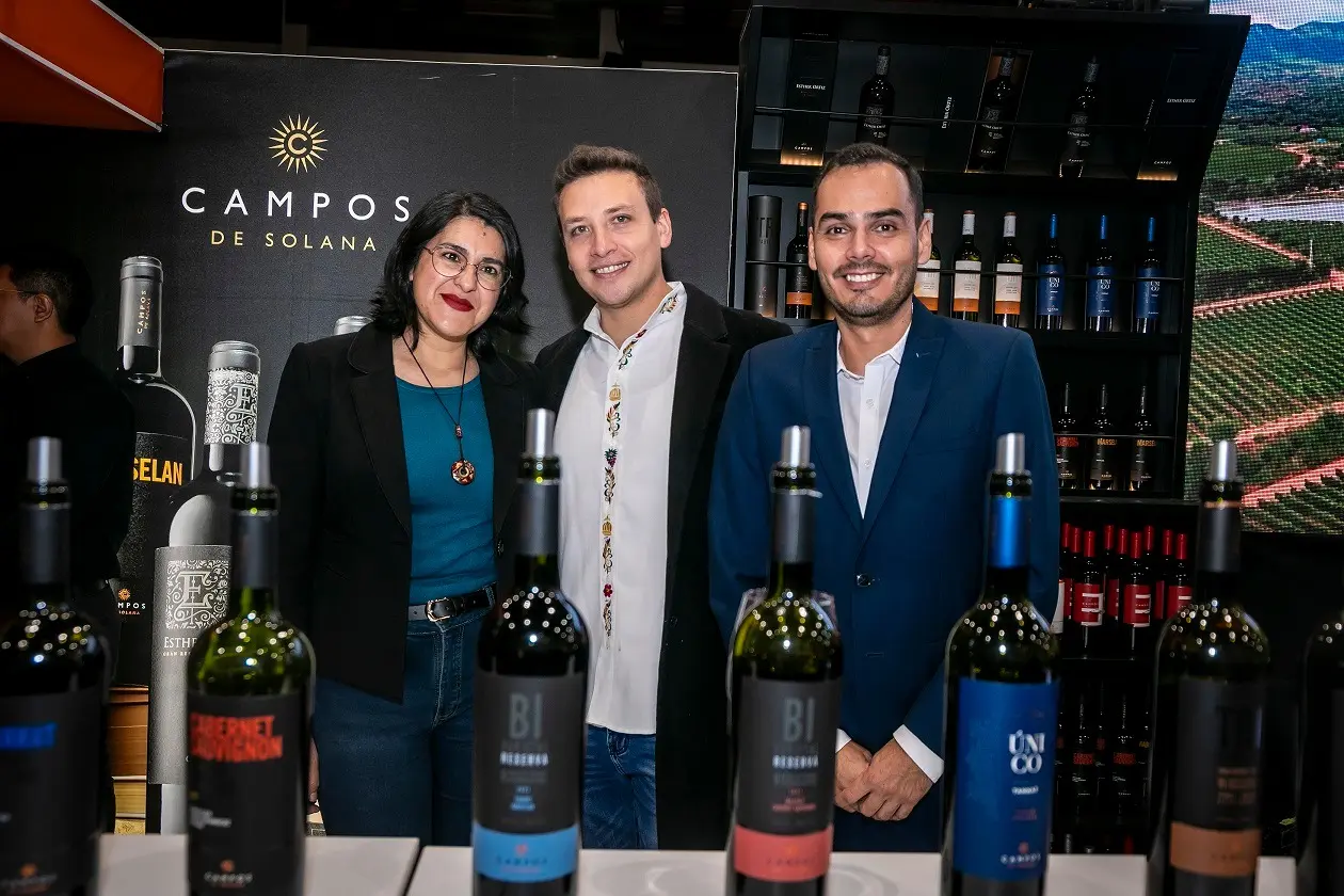 Lau Malbec, Mario Sfarcich y Mauricio Kolle en el stand de Campos de Solana.
