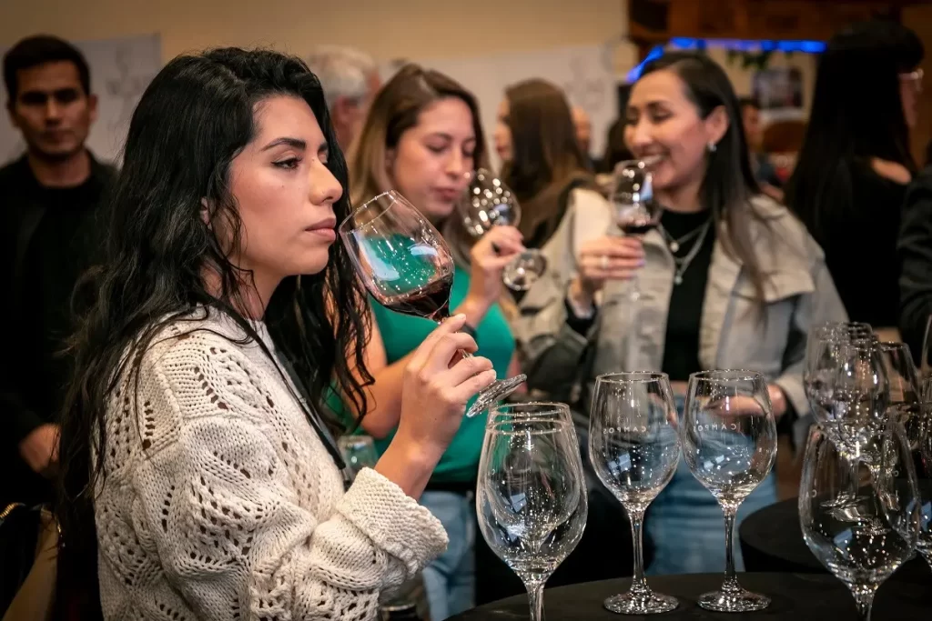 Visitantes degustando los vinos Campos de Solana.