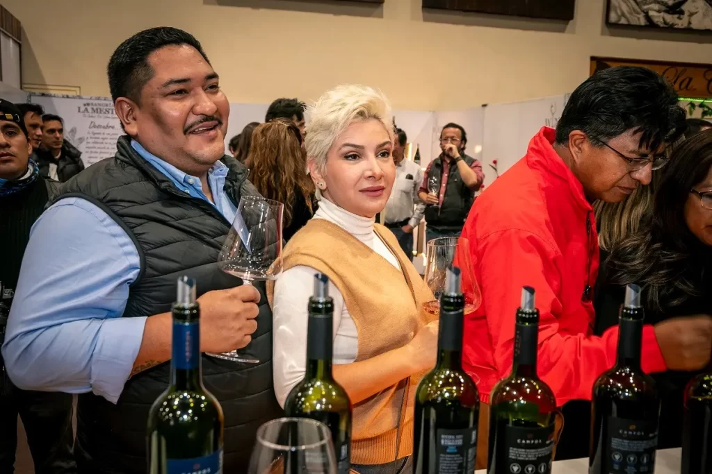 Visitantes participando y consultando en el stand de Campos de Solana.