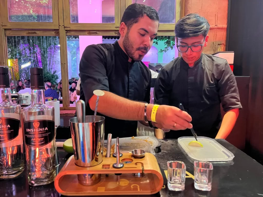 Insignia presente en las noches del Wine Fest.