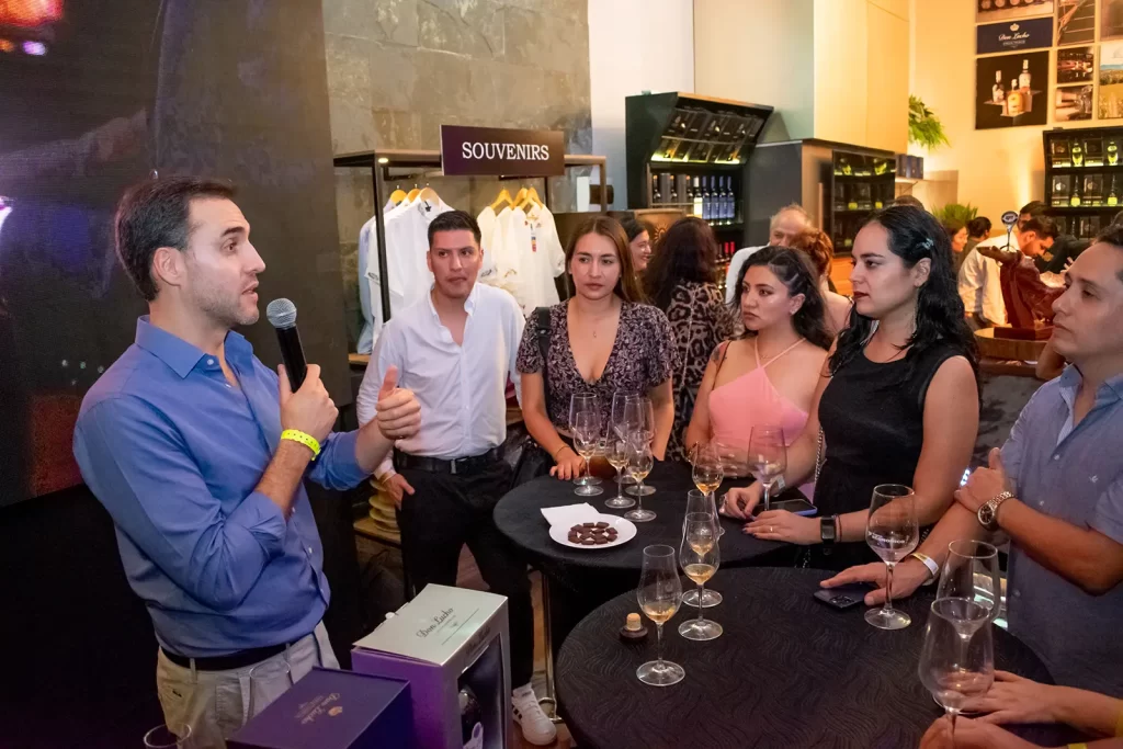 Luis Pablo Granier Castellanos, compartiendo la identidad de Don Lucho en el Wine Fest Santa cruz.