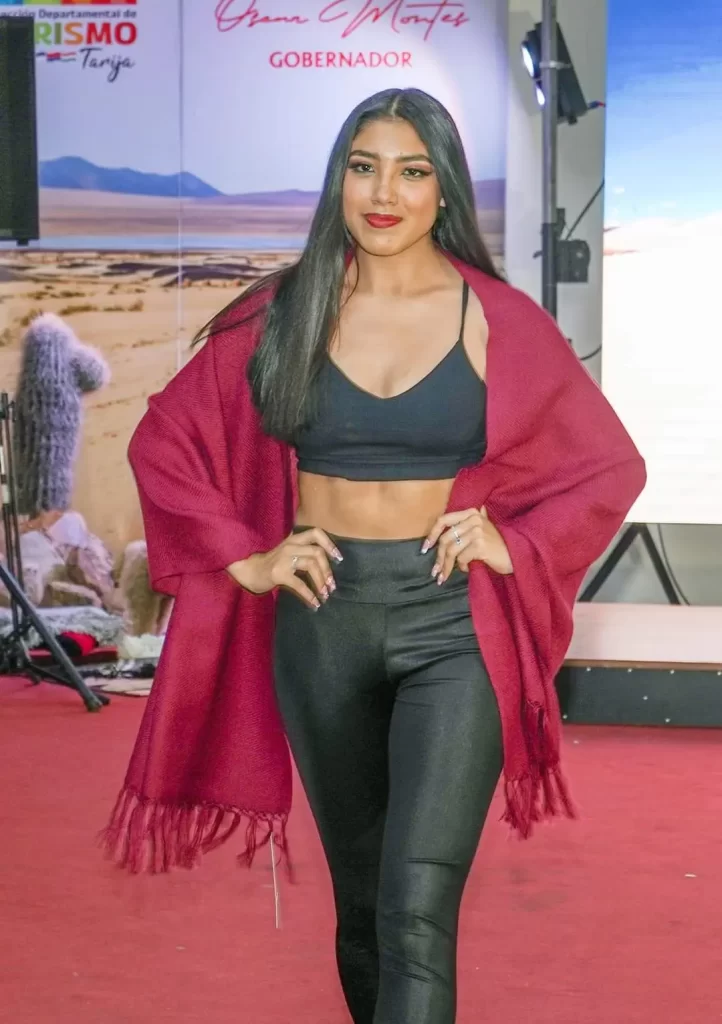 Modelos en el pabellón del turismo, mostrando la artesanía de la puna tarijeña.