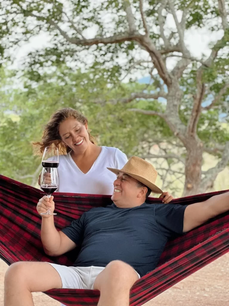 Disfrutando los vinos después de una larga jornada de trabajo.