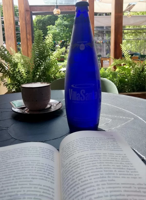 El agua con gas Villa Santa de la Cascada es ideal para compartir un café o una copa de vino.