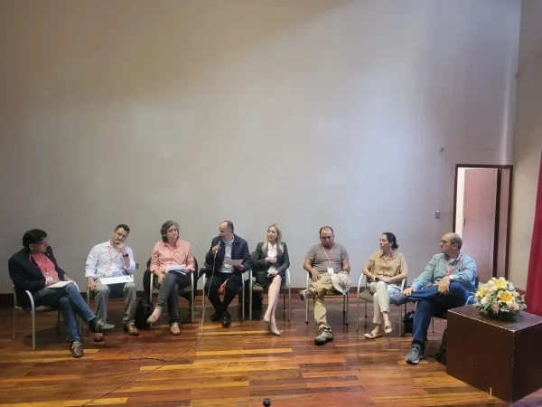 Los panelistas analizando los desafíos y mercados de la cadena productiva más importante del sur de Bolivia.