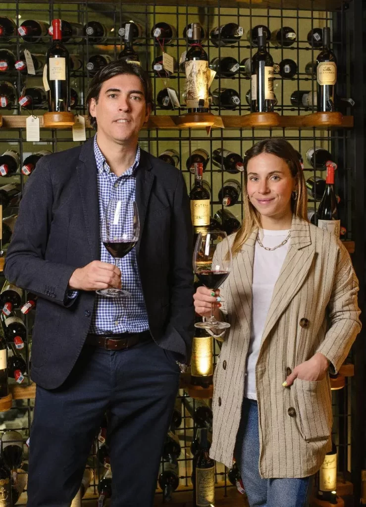 La selección de vinos es igualmente impresionante, con una cava que alberga más de 500 etiquetas, tanto nacionales como internacionales