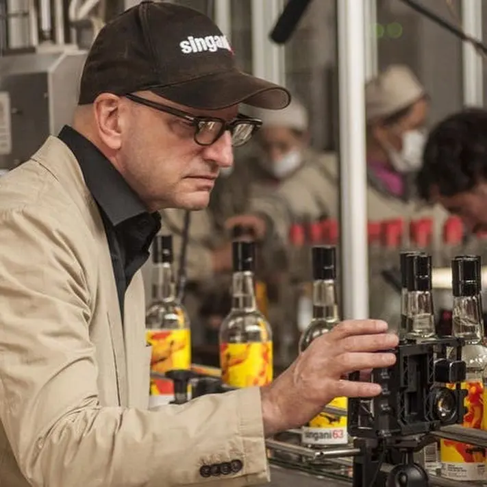 Soderbergh en la bodega Casa Real observando la producción del destilado.