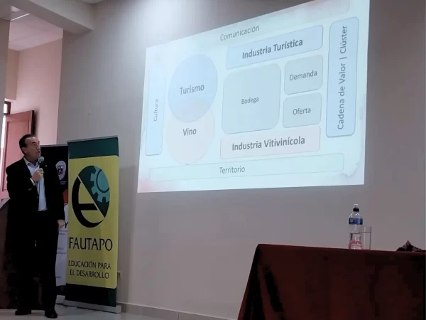 Gabriel Fidel, exponiendo en el salón de economía de la UAJMS.