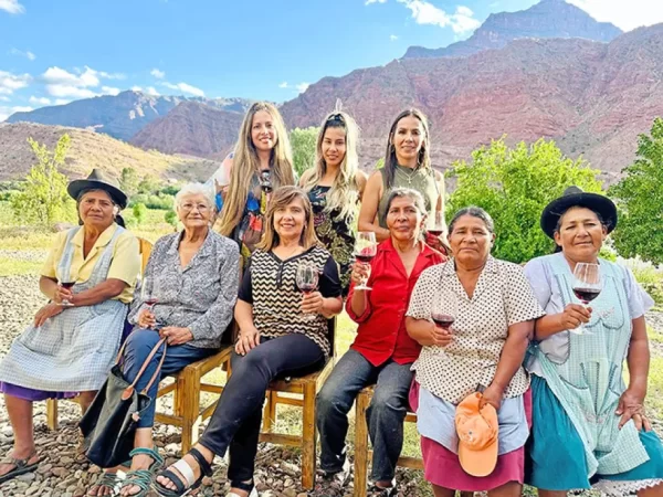 Mujeres héroes de las viñas centenarias de Bolivia.