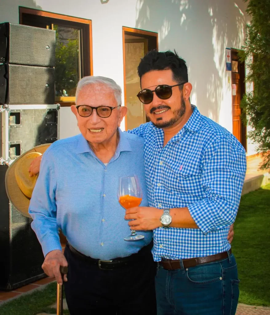 Con su abuelito, Milton Castellanos, recién fallecido.