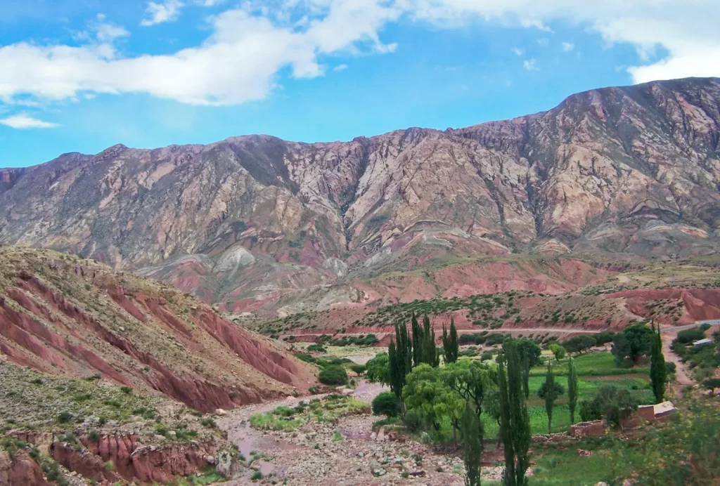 El Cañón colorado de Cinti cuenta con Denominación de Origen D.O. para vinos y singanis.