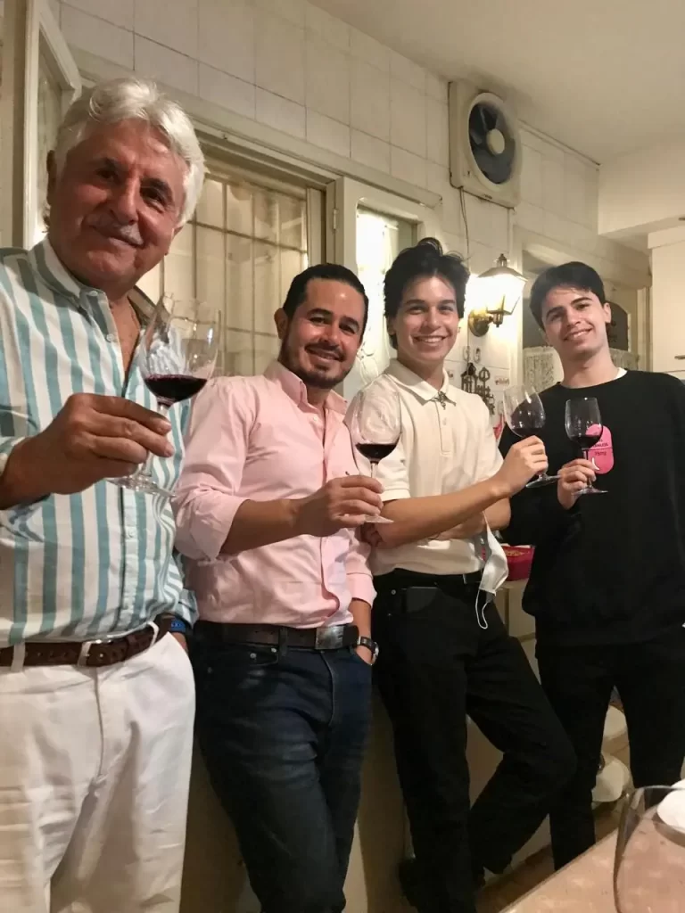 Gerardo con su padre, Gerardo, y sus hijos.