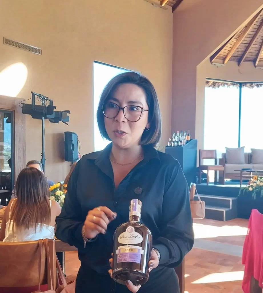 La sommelier presentando a Don Lucho con aromas a café boliviano de altura.