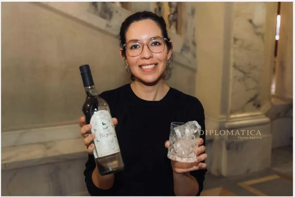 Mariana Rojas Cuevas, ha dedicado los últimos años a promover el valor cultural y gastronómico del vino y el Singani en Europa.