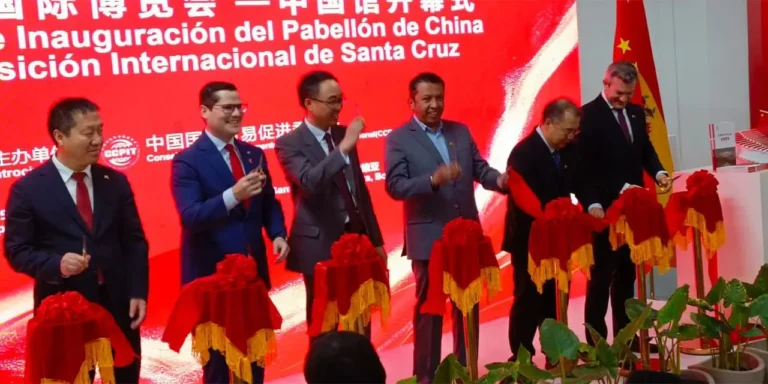 Empresarios chinos con el presidente de la CAINCO en la apertura de su stand.