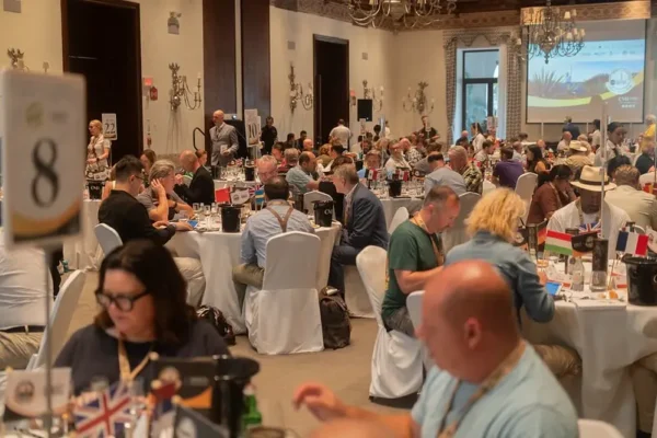 La sala en pleno catando los destilados en Jalisco.