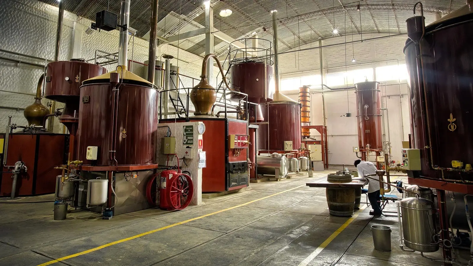 La tecnología francesa que tiene Casa Real para la destilación en la elaboración del singani es única a nivel sudamericano.