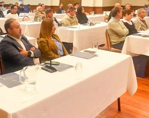 Los asistentes atentos respecto a la gestión del agua en el sector vitícola.