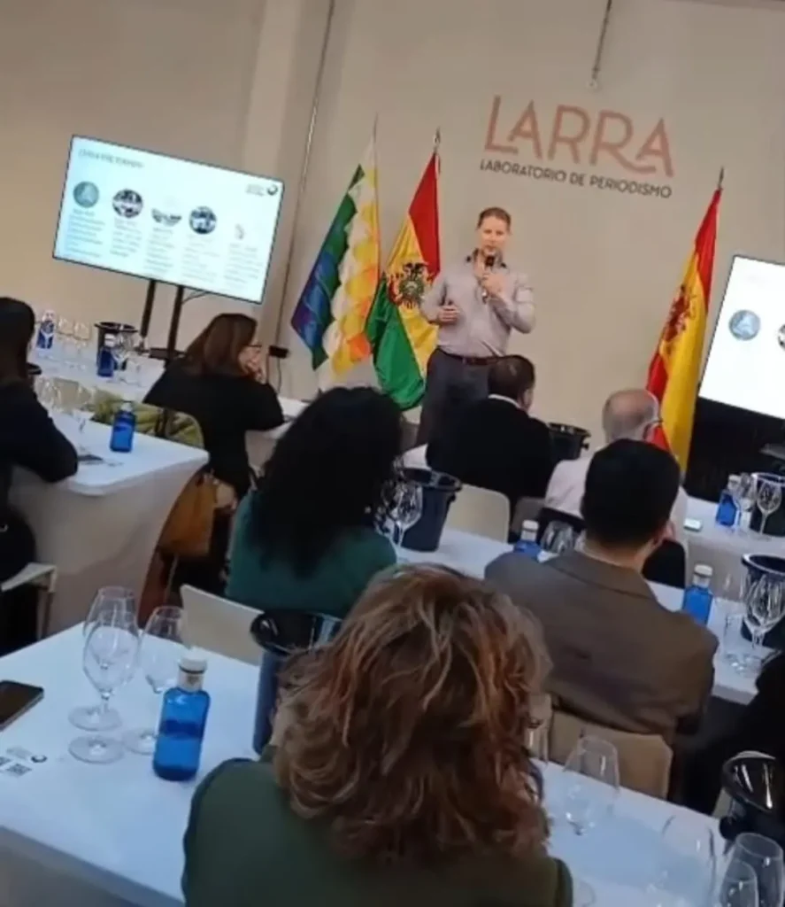 Diego exponiendo la virtudes de los vinos de altura en Madrid, luego se viene Francia.