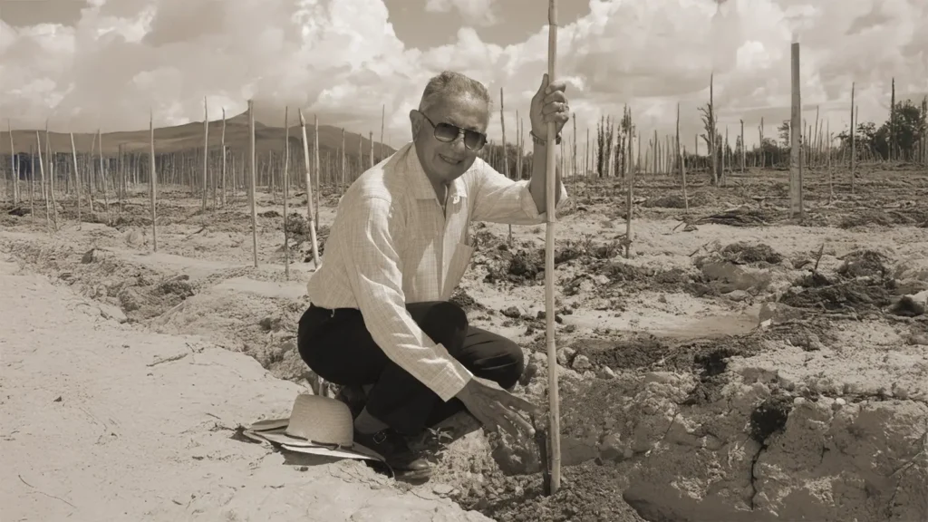 El ingeniero Milton Castellanos Espinoza, fundador de Aranjuez, junto a su equipo, introdujo esta variedad francesa en el valle central tarijeño.