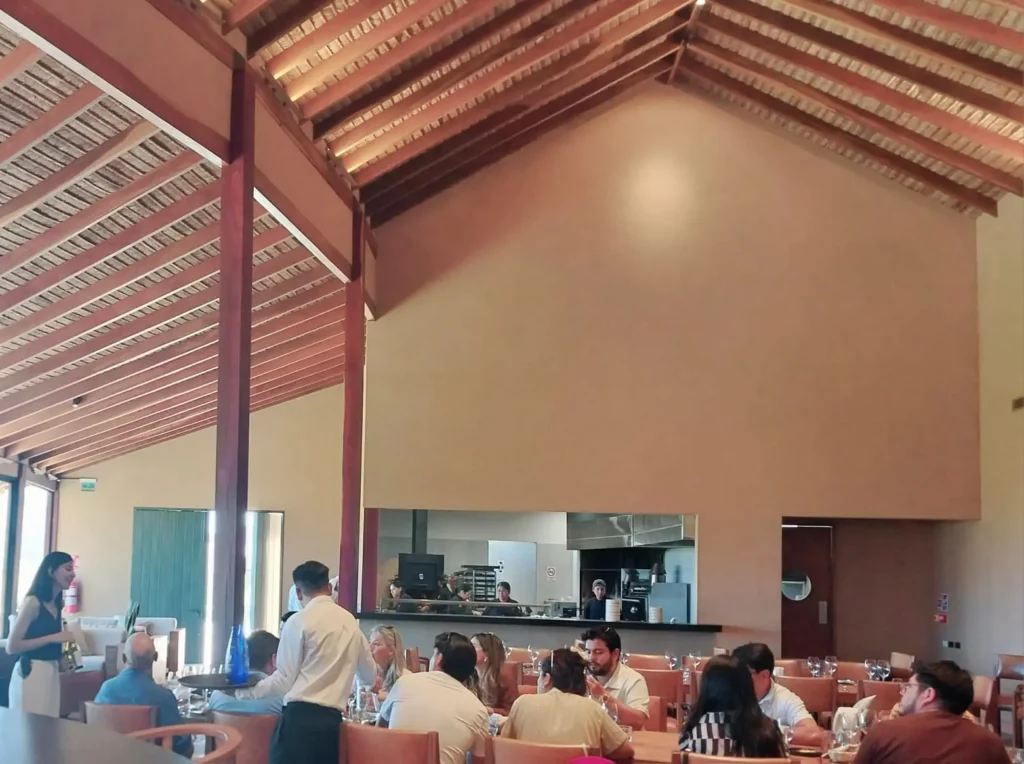 La gran sommelier, María José, en acción en el restaurante José Luis.