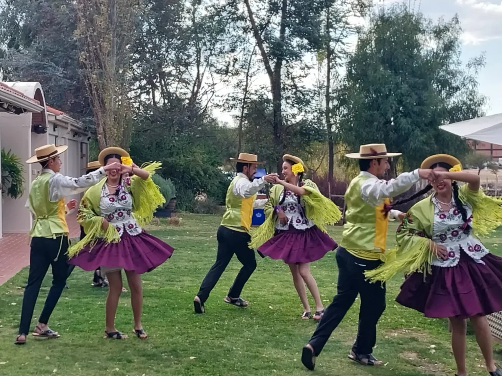 La ruta te ofrece bailes al son de la cueca chapaca.