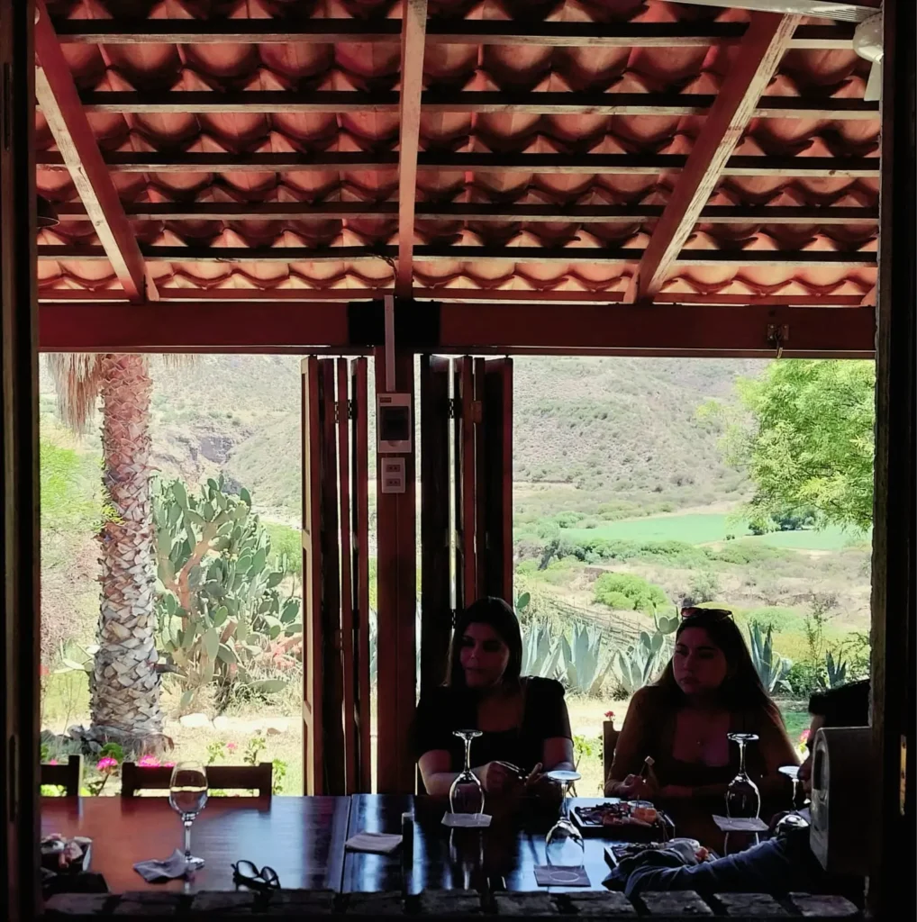 Turistas listas para disfrutar de la cata en Cañón Escondido.