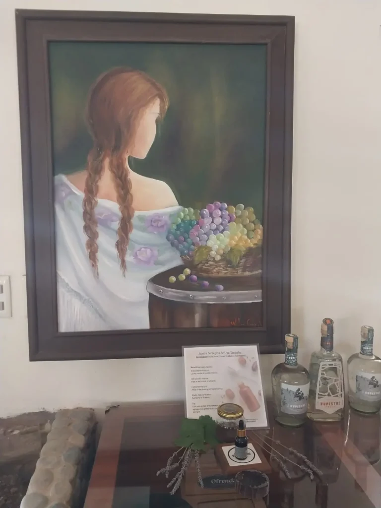 Una obra pictórica que acompaña en la recepción de la bodega Cañón escondido.