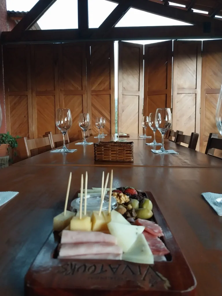 Una tablita y copas esperando a los turistas.