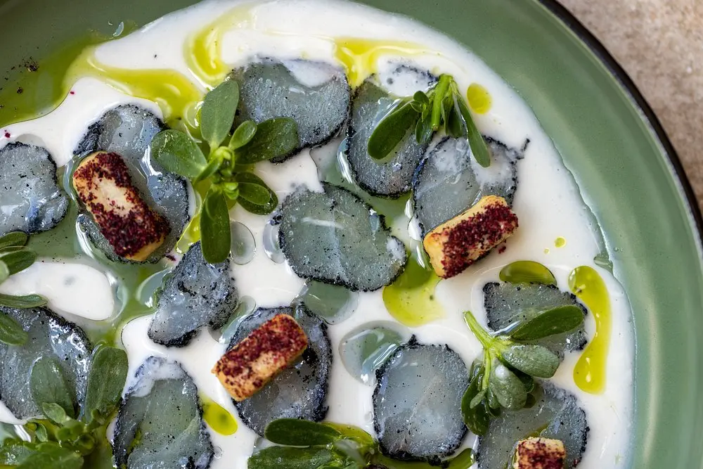 Cada plato está pensado como una obra que refleja conexiones culturales entre la selva y los Andes bolivianos.