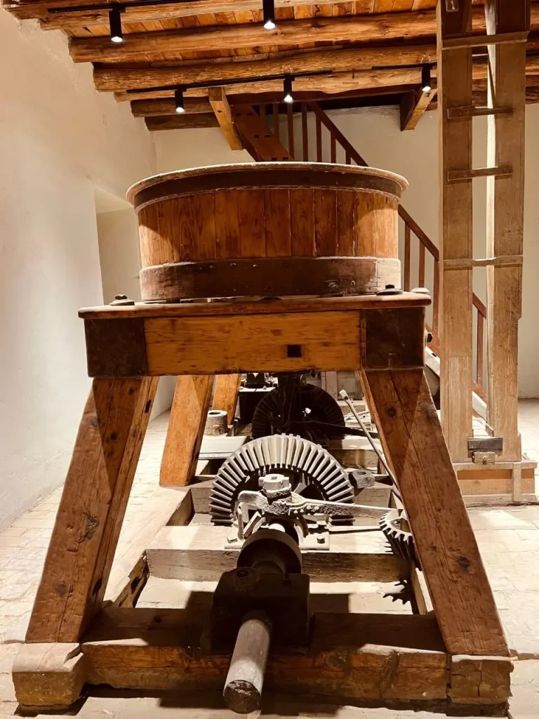 Un molino, heredero de los antiquísimos grecorromanos, de receta obligada para cada poblado a fundarse, cuya topografía, recurso hídrico y riqueza natural lo permitieran.